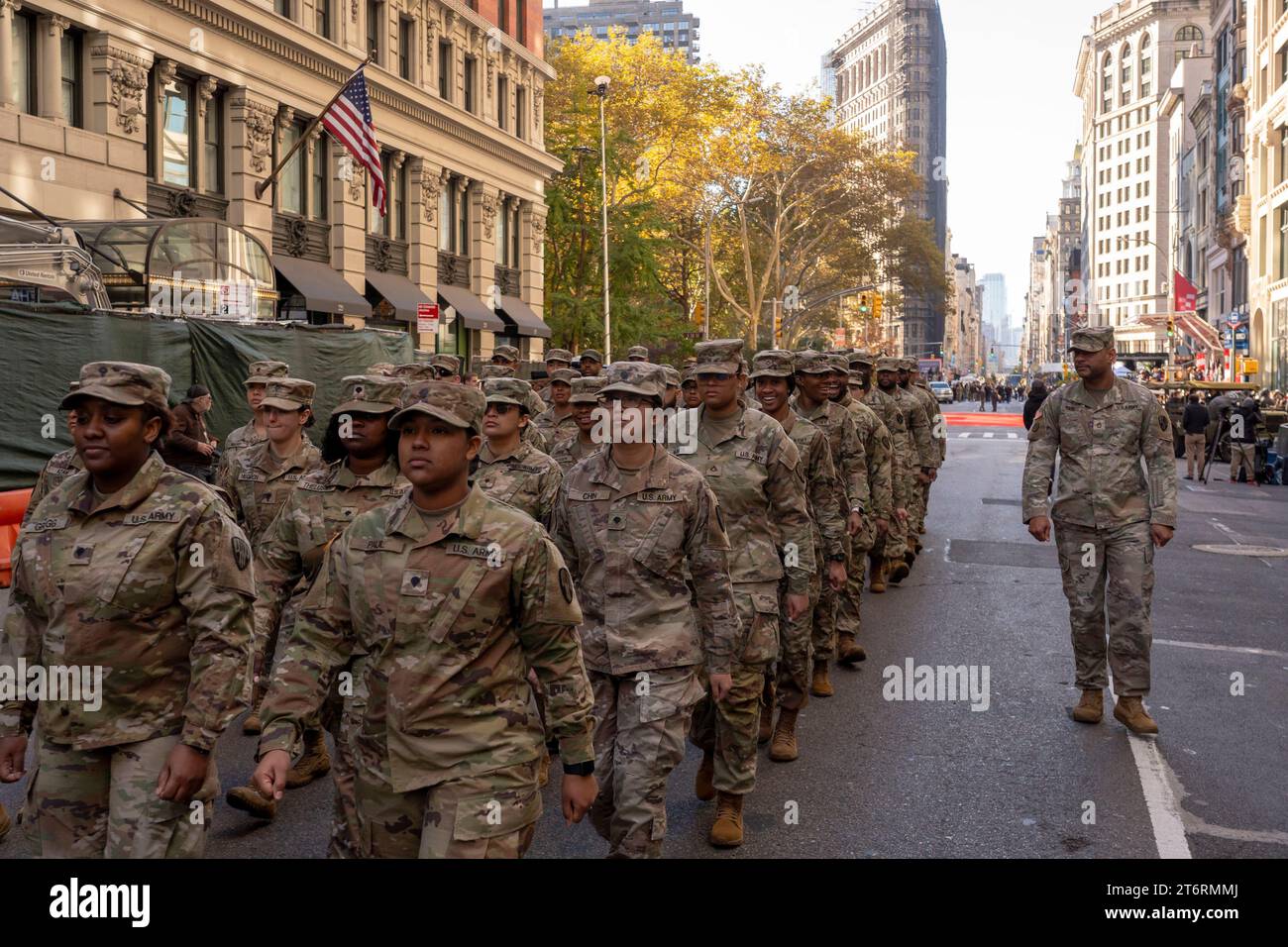 11. November 2023, New York, New York, Vereinigte Staaten: (NEU) Veteran&#39;s Day Parade in New York City. 11. November 2023, New York, USA: Mitglieder des Militärs nehmen an der jährlichen Veterans Day Parade am 11. November 2023 in New York Teil. Hunderte von Menschen säumten die 5th Avenue, um die größte Veterans Day Parade in den Vereinigten Staaten zu sehen. In diesem Jahr nahmen Veteranen, aktive Soldaten, Polizisten, Feuerwehrleute und Dutzende Schulgruppen an der Parade Teil, die die Männer und Frauen ehrt, die für das Land gedient und geopfert haben. (Gutschrift: M10/TheNeu Stockfoto