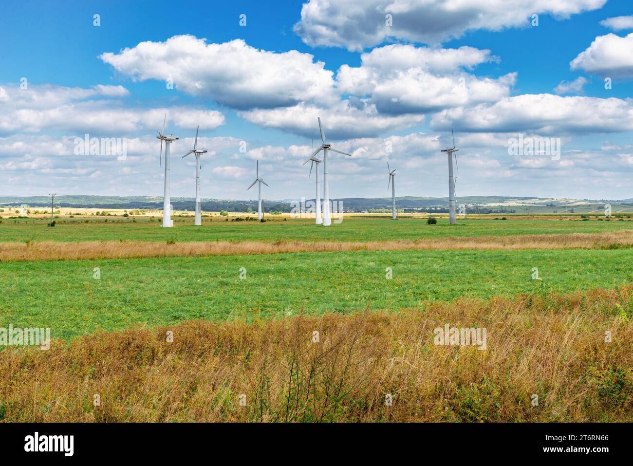 Windräder in der Herbstlandschaft. Alternative Energiequelle für die Stromerzeugung. Stockfoto