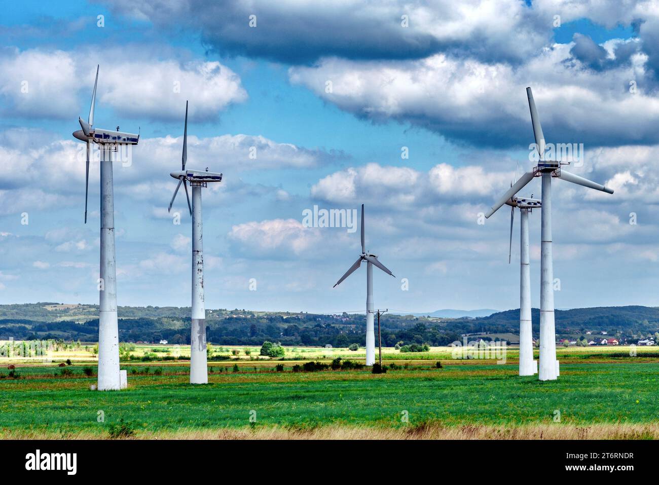 Windräder in der Herbstlandschaft. Alternative Energiequelle für die Stromerzeugung. Stockfoto