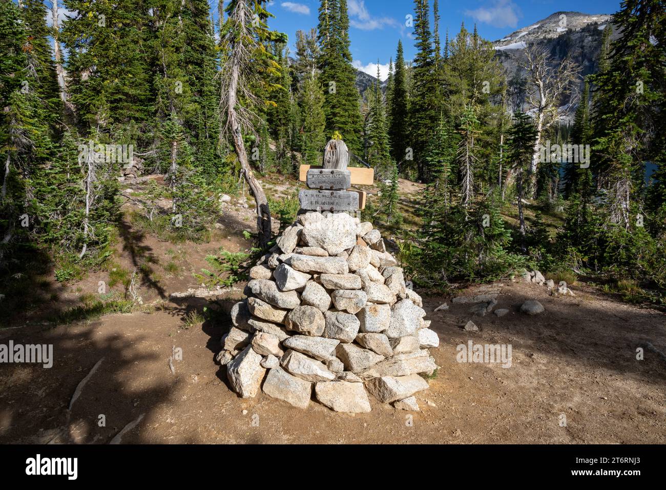 OR02723-00...OREGON - Wanderschild, das Sie sich am Mirror Lake in der Eagle Cap Wilderness nicht entgehen lassen sollten. Stockfoto