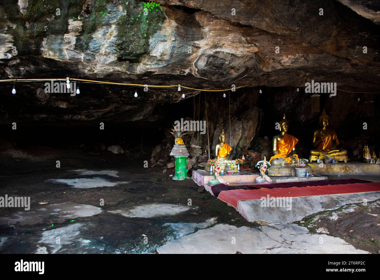 Antike heilige buddha-Statue in der antiken geheimnisvollen Höhle für thailänder Reisen Besuch Respekt Gebeten Segen Glückwunsch von Wat Khao Phra Si Sanphet Chayara Stockfoto