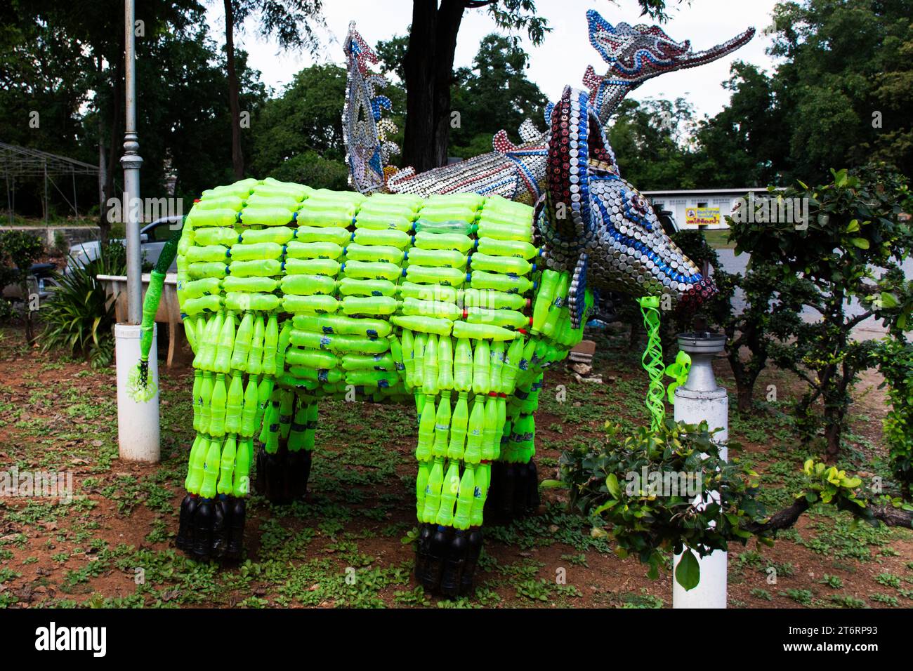 Das Spielzeugmodell wurde aus einem Recyclingdeckel und Plastikflaschen im Gartenpark des Tempels Wat Khao Phra für Reisende aus thailändern gebaut Stockfoto