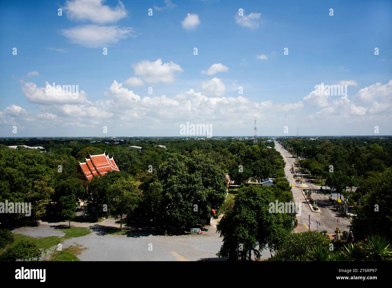 Luftaufnahme Landschaft Stadtlandschaft ländliche Landschaft der Stadt U Thong auf dem Berg von Wat Khao Phra Si Sanphet Chayaram für thailändische Reisende tr Stockfoto