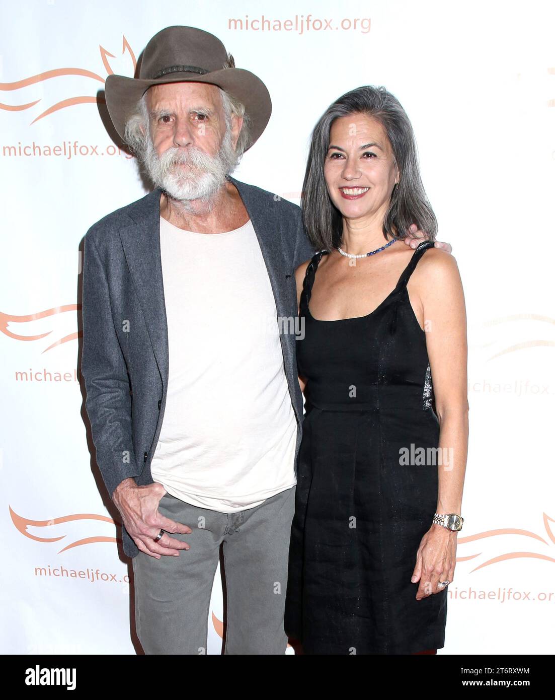 Bob Weir und Natascha Muenter Weir nahmen an der Michael J. Fox Foundation 2023 „A Funny Thing Happened on the Way to Cure Parkinson's“-Gala Teil, die am 11. November 2023 in der Cipriani South Street in der Casa Cipriani in New York City, NY, stattfand ©Steven Bergman/AFF-USA.COM Stockfoto