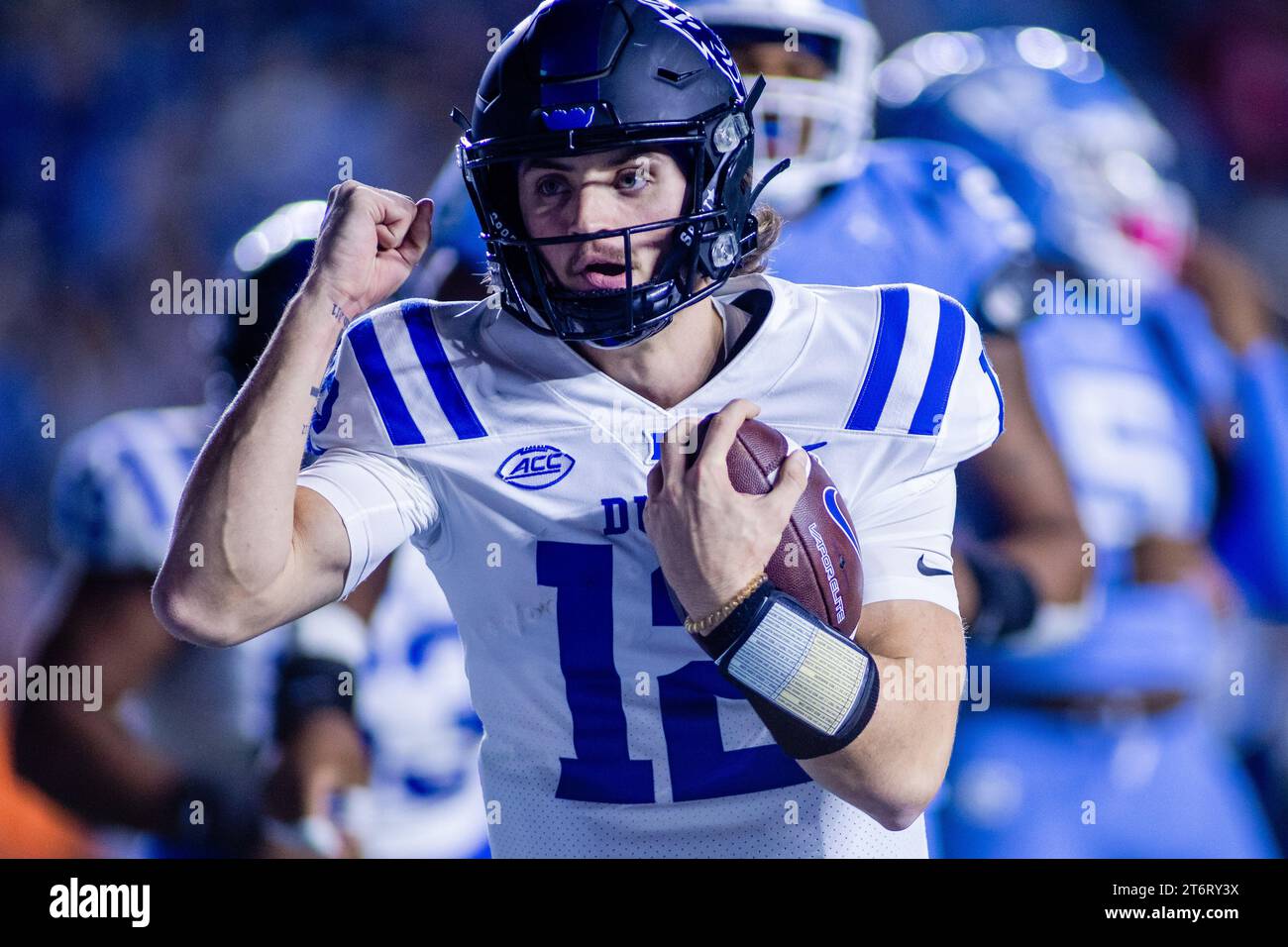 11. November 2023: Duke Blue Devils Quarterback Grayson Loftis (12) feiert, nachdem er im zweiten Quartal des ACC Football Matchups im Kenan Memorial Stadium in Chapel Hill, NC, gegen die Tar Heels in North Carolina geschossen hat. (Scott Kinser/CSM) Stockfoto