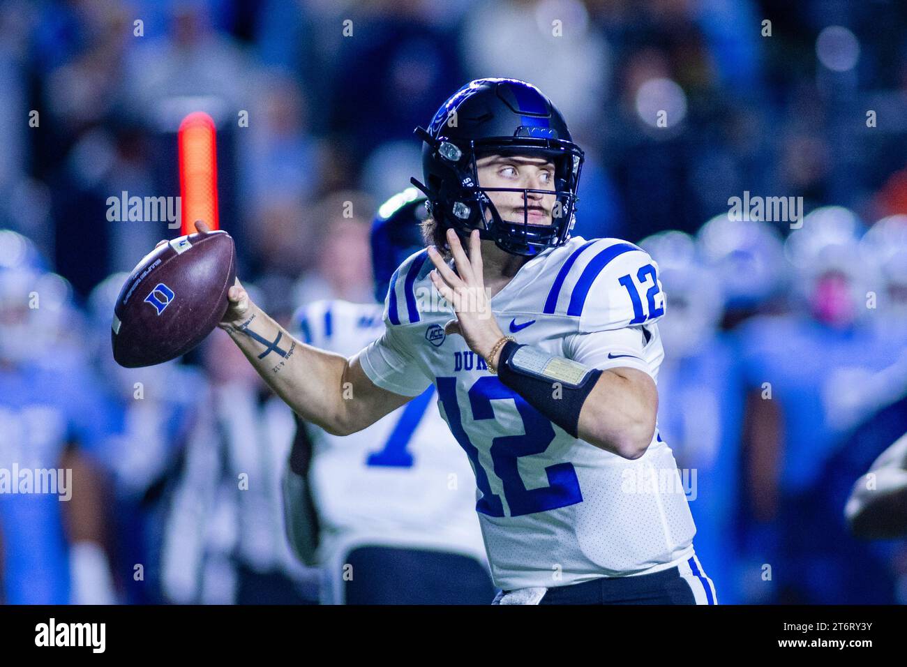11. November 2023: Duke Blue Devils Quarterback Grayson Loftis (12) wirft im ACC Football Matchup im Kenan Memorial Stadium in Chapel Hill, NC, den ersten Niederschlag gegen die North Carolina Tar Heels. (Scott Kinser/CSM) Stockfoto