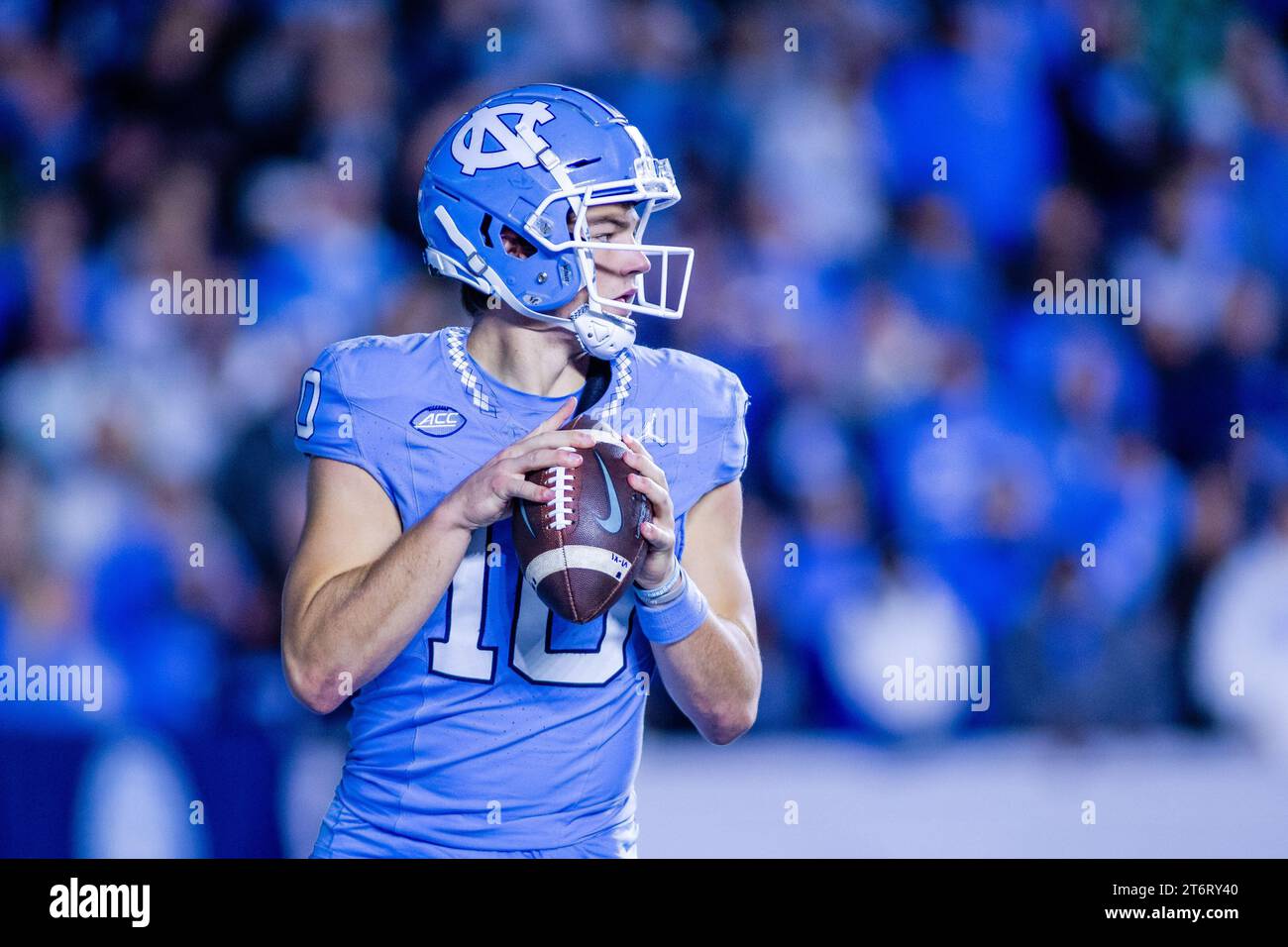 11. November 2023: North Carolina Tar Heels Quarterback Drake Maye (10) fällt gegen die Duke Blue Devils zurück, während des zweiten Viertels des ACC Football Matchups im Kenan Memorial Stadium in Chapel Hill, NC. (Scott Kinser/CSM) Stockfoto