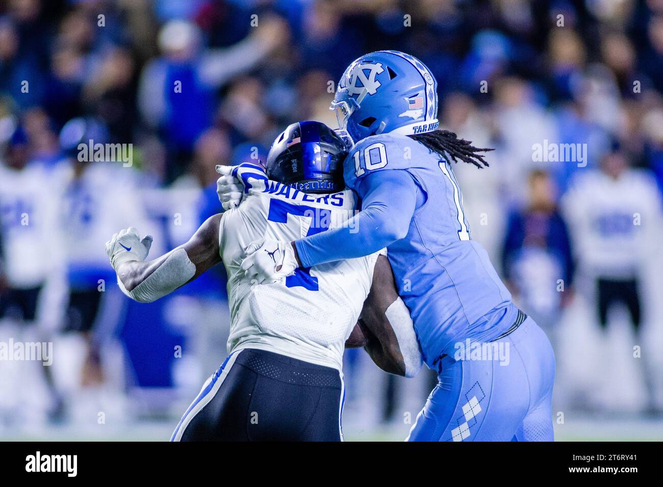 12. November 2023: Duke Blue Devils Running Back Jordan Waters (7) wird von North Carolina Tar Heels Defensivlineman Desmond Evans (10) während des vierten Viertels des ACC Football Matchups im Kenan Memorial Stadium in Chapel Hill, NC getroffen. (Scott Kinser/CSM) Stockfoto