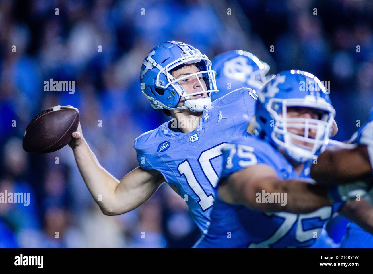 12. November 2023: North Carolina Tar Heels Quarterback Drake Maye (10) wirft im vierten Viertel des ACC Football Matchups im Kenan Memorial Stadium in Chapel Hill, NC, den dritten Niederschlag gegen die Duke Blue Devils. (Scott Kinser/CSM) Stockfoto