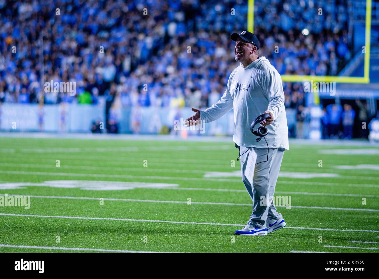 11. November 2023: Duke Blue Devils Head Coach Mike Elko reagiert auf den Aufruf während des ersten Quartals gegen die North Carolina Tar Heels im ACC Football Matchup im Kenan Memorial Stadium in Chapel Hill, NC. (Scott Kinser/CSM) Stockfoto