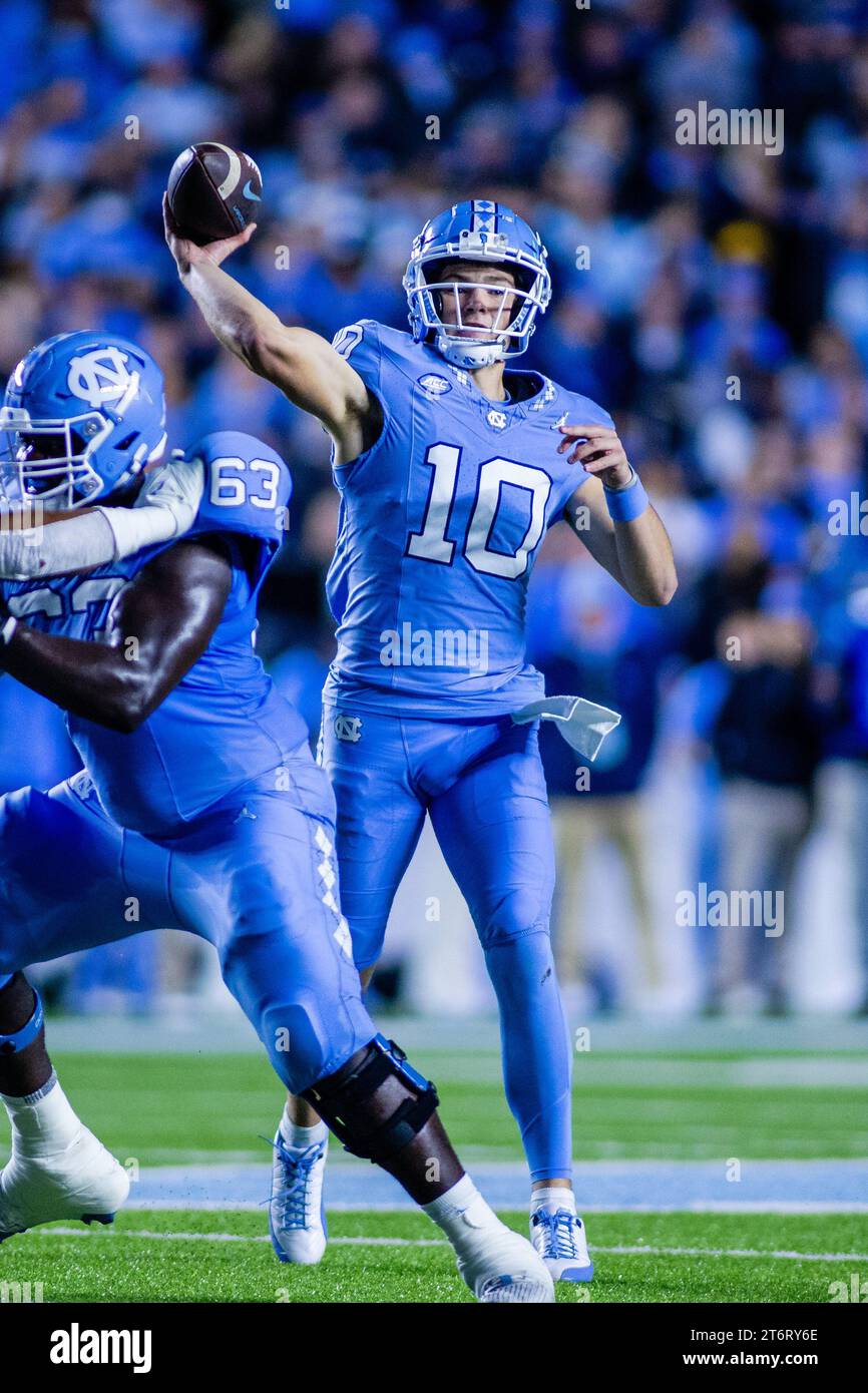 11. November 2023: North Carolina Tar Heels Quarterback Drake Maye (10) wirft im ersten Quartal des ACC Football Matchups gegen die Duke Blue Devils im Kenan Memorial Stadium in Chapel Hill, NC, den zweiten Down. (Scott Kinser/CSM) Stockfoto