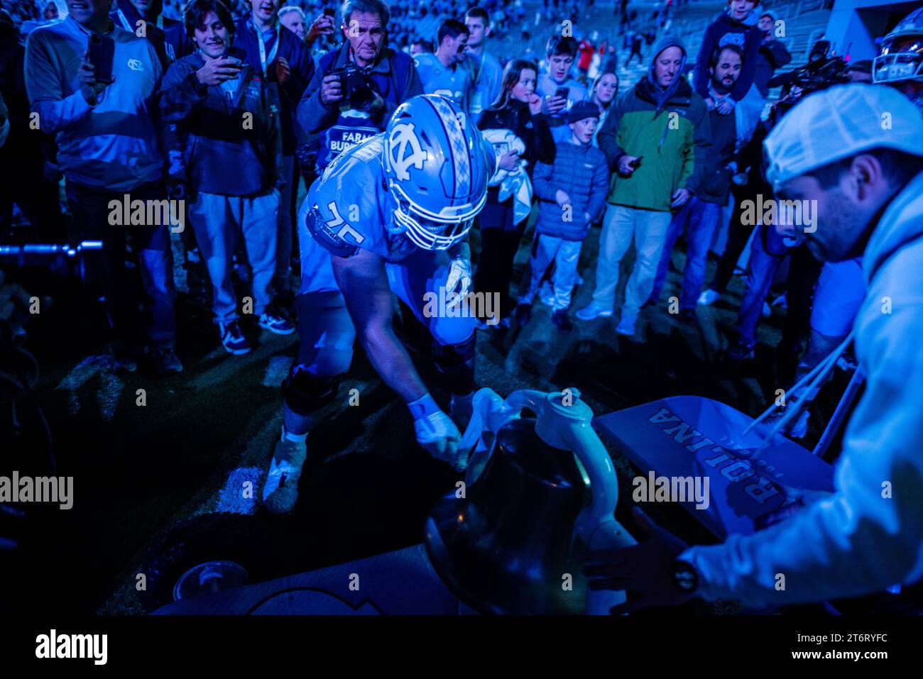 12. November 2023: North Carolina Tar Heels Offensive Lineman Spencer Rolland (75) läutet die Victory Bell, nachdem er die Duke Blue Devils im ACC Football Matchup im Kenan Memorial Stadium in Chapel Hill, NC besiegt hatte. (Scott Kinser/CSM) Stockfoto