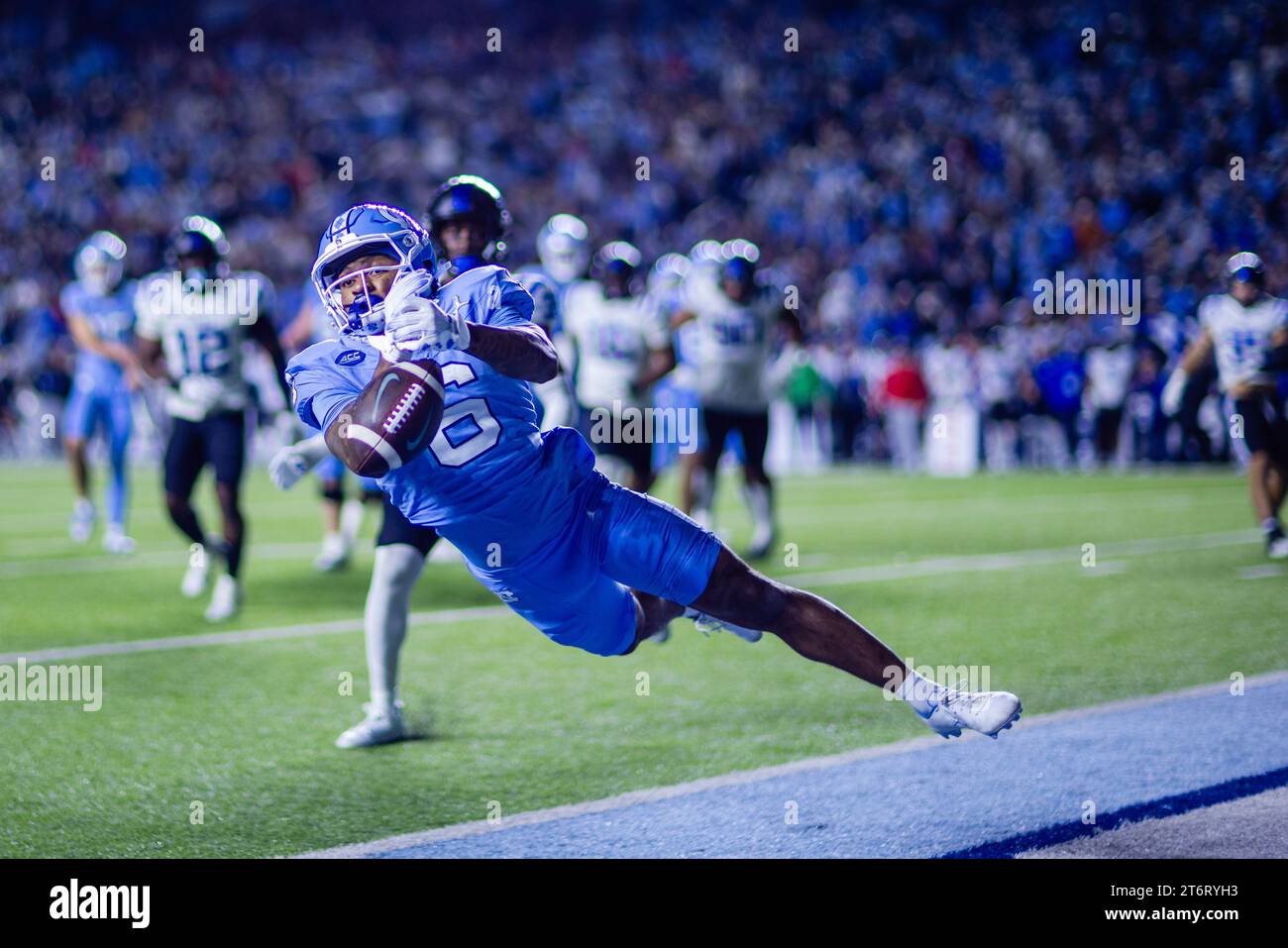 12. November 2023: North Carolina Tar Heels Wide Receiver Nate McCollum (6) verpasst den Fang in der ersten Überstunden gegen die Duke Blue Devils im ACC Football Matchup im Kenan Memorial Stadium in Chapel Hill, NC. (Scott Kinser/CSM) Stockfoto