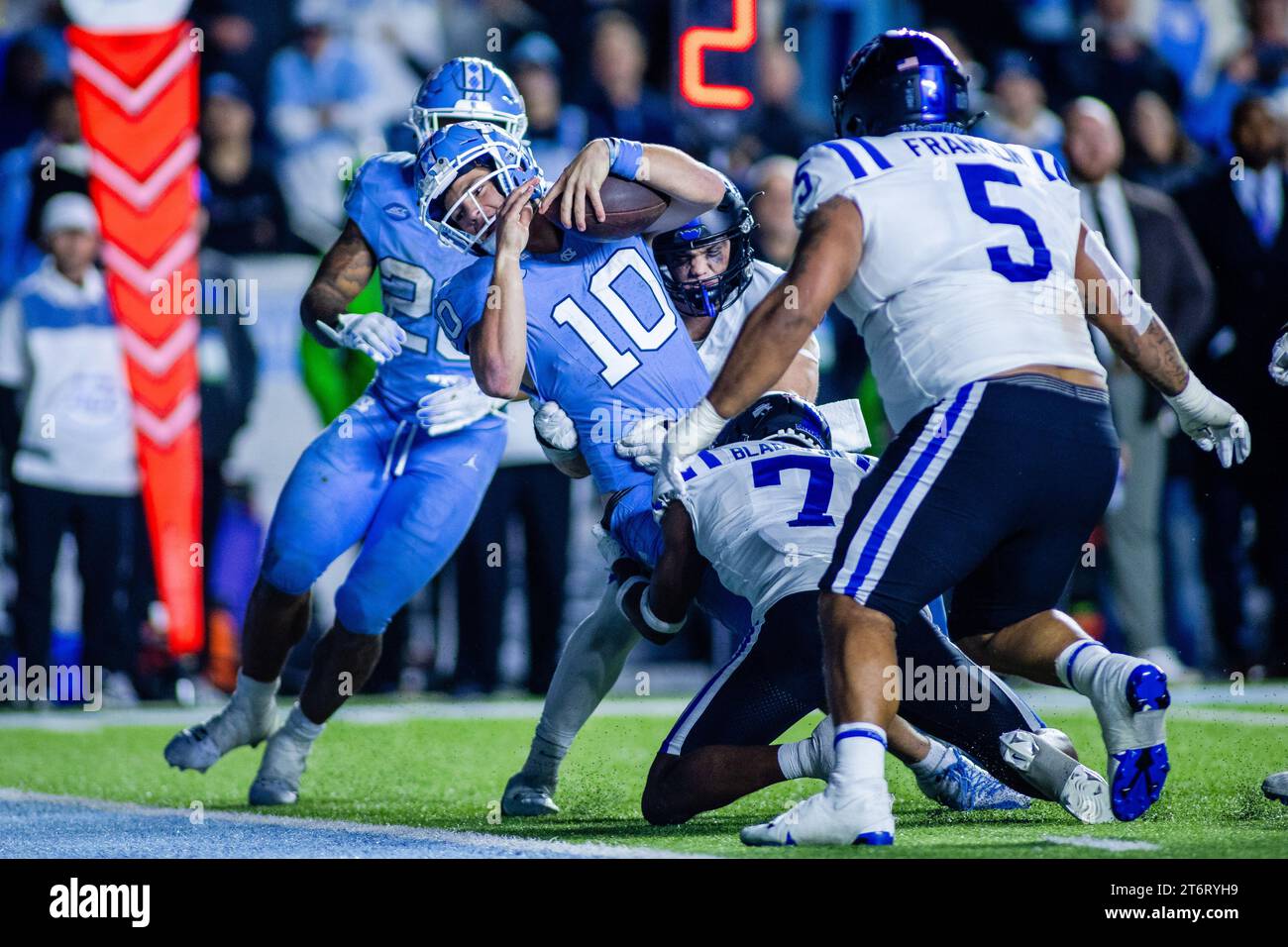 12. November 2023: North Carolina Tar Heels Quarterback Drake Maye (10) erzielt in der zweiten Überstunde gegen die Duke Blue Devils im ACC Football Matchup im Kenan Memorial Stadium in Chapel Hill, NC. (Scott Kinser/CSM) Stockfoto