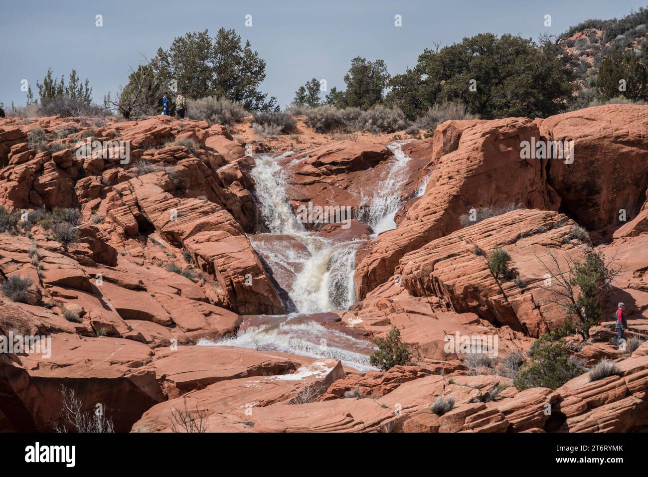 Der Überlauf des Gunzelreservoirs, ein ungewöhnliches Ereignis, das im Frühjahr 2023 zu Wasserfällen in den navajo Sandsteinklippen in Ivins, Utah, führte Stockfoto