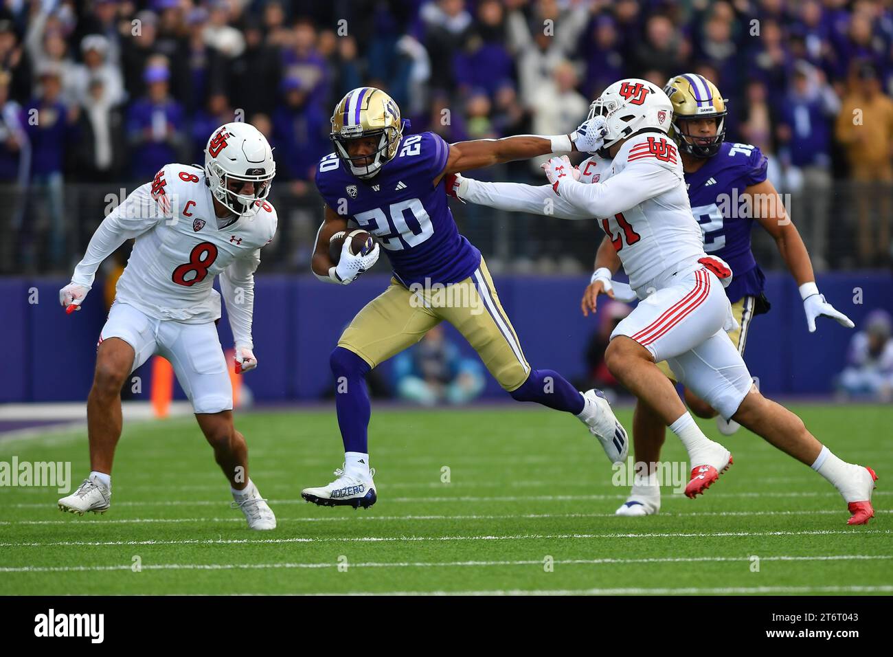 11. November 2023: Washington Huskies Running Back Tybo Rogers (20) Stiff Arms Utes Linebacker Karene Reid (21) während des NCAA-Fußballspiels zwischen den Utah Utes und Washington Huskies im Husky Stadium in Seattle, WA. Washington besiegte Utah mit 35:28. Steve Faber/CSM Stockfoto