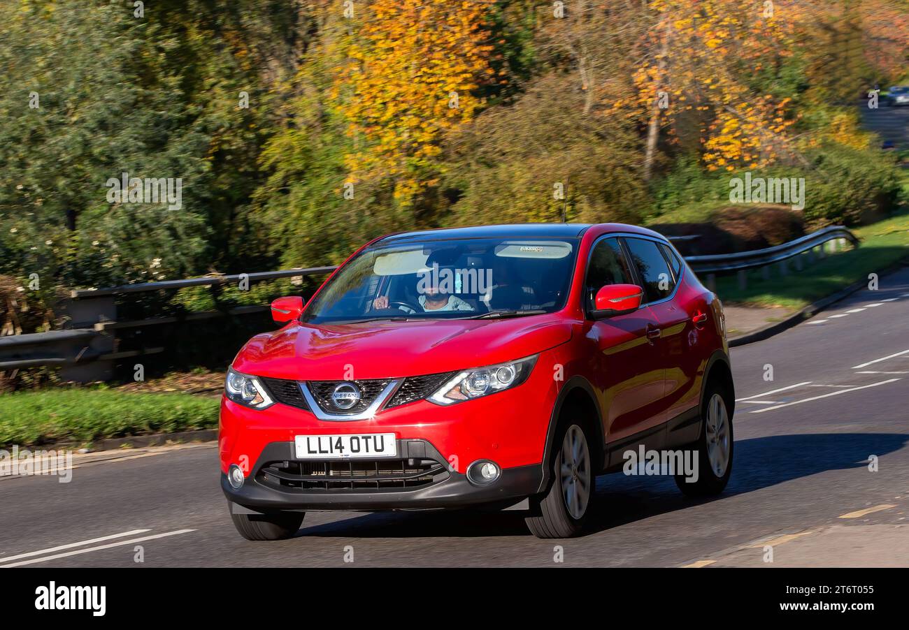 Milton Keynes, Großbritannien - 11. November 2023: 2014 rotes Nissan Qashqai Auto, das auf einer englischen Straße fährt Stockfoto