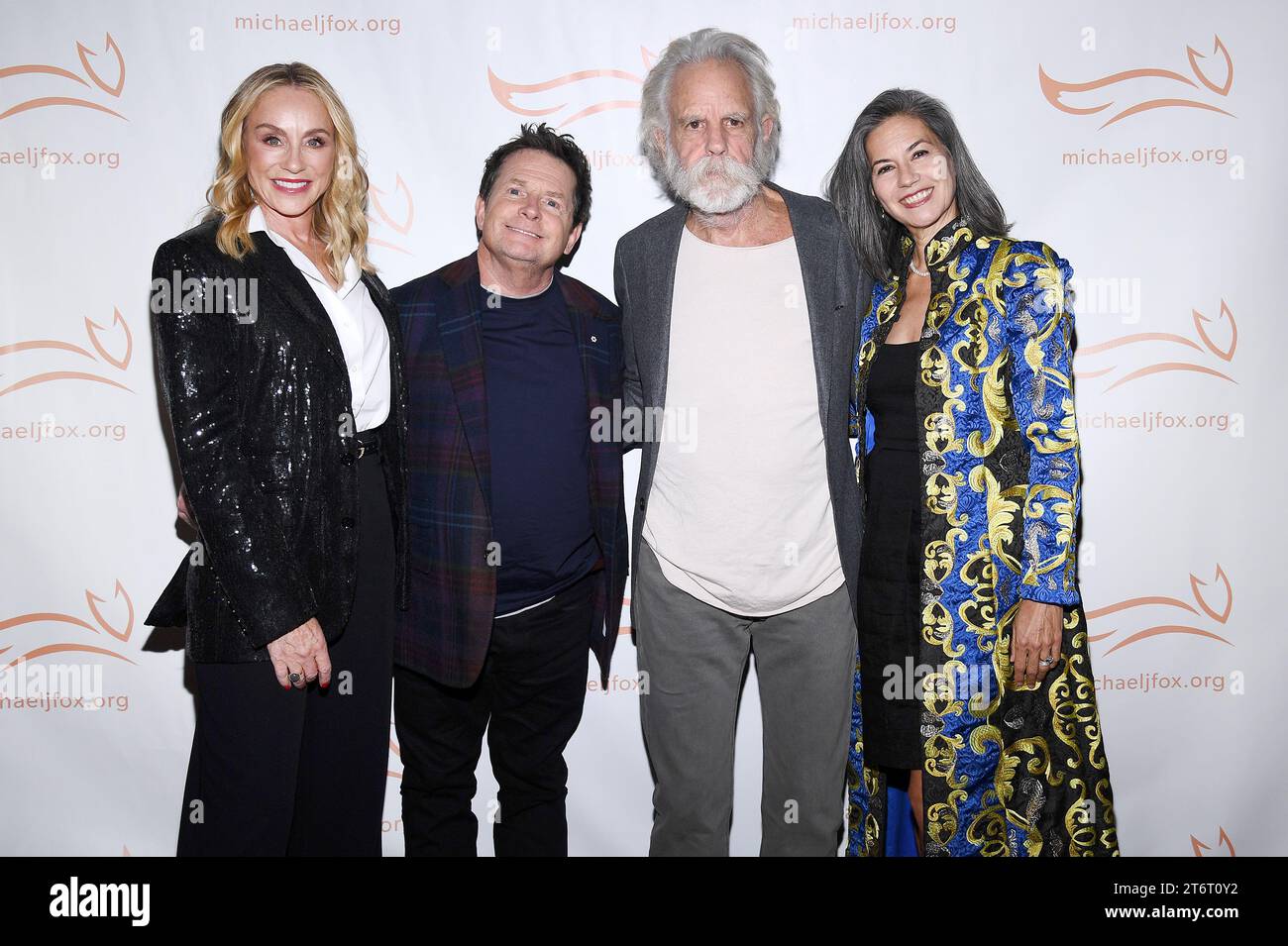 (L-R) Tracy Pollan, Michael J. Fox, Bob Weir und Natascha Muenter Weir nehmen am 11. November 2023 an der 2023 erschienenen „A Funny Thing Happened on the Way to Cure Parkinson’s“ im Casa Cipriani, New York, NY, Teil. (Foto: Anthony Behar/SIPA USA) Stockfoto