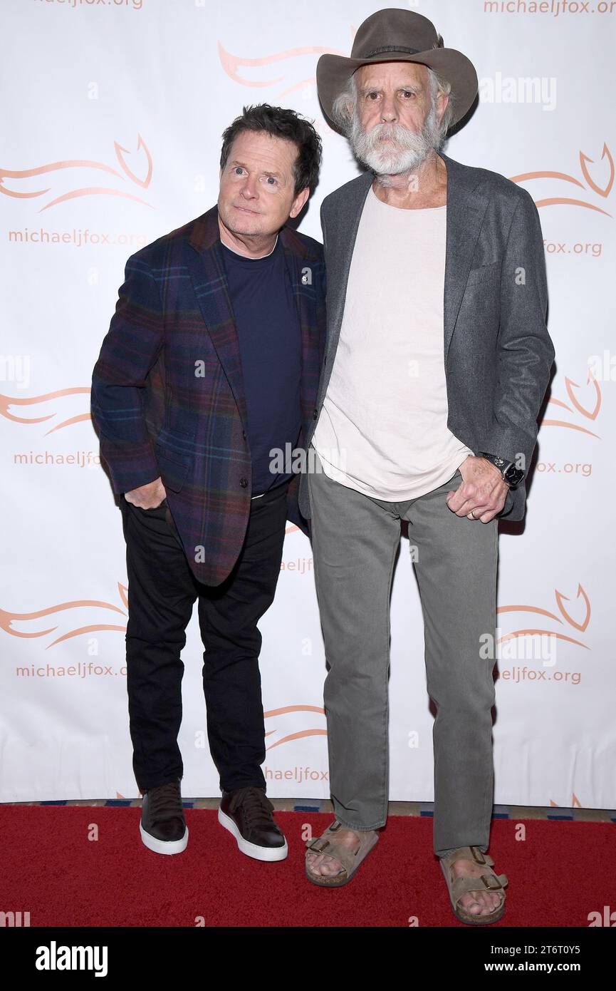 (L-R) Michael J. Fox und Bob Weir nehmen am 11. November 2023 am Casa Cipriani, New York, New York, NY, 2023 an der „A Funny Thing Happened on the Way to Cure Parkinson’s“ Teil. (Foto: Anthony Behar/SIPA USA) Stockfoto