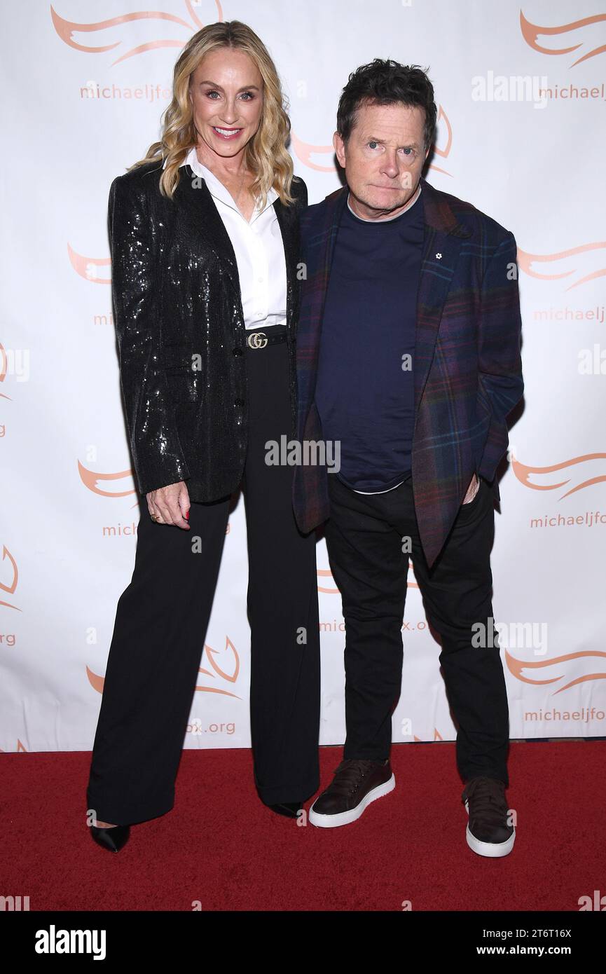 (L-R) Tracy Pollan und Michael J. Fox nehmen am 11. November 2023 am Casa Cipriani, New York, New York, NY, Teil, 2023 „A Funny Thing Happened on the Way to Cure Parkinson’s“. (Foto: Anthony Behar/SIPA USA) Stockfoto