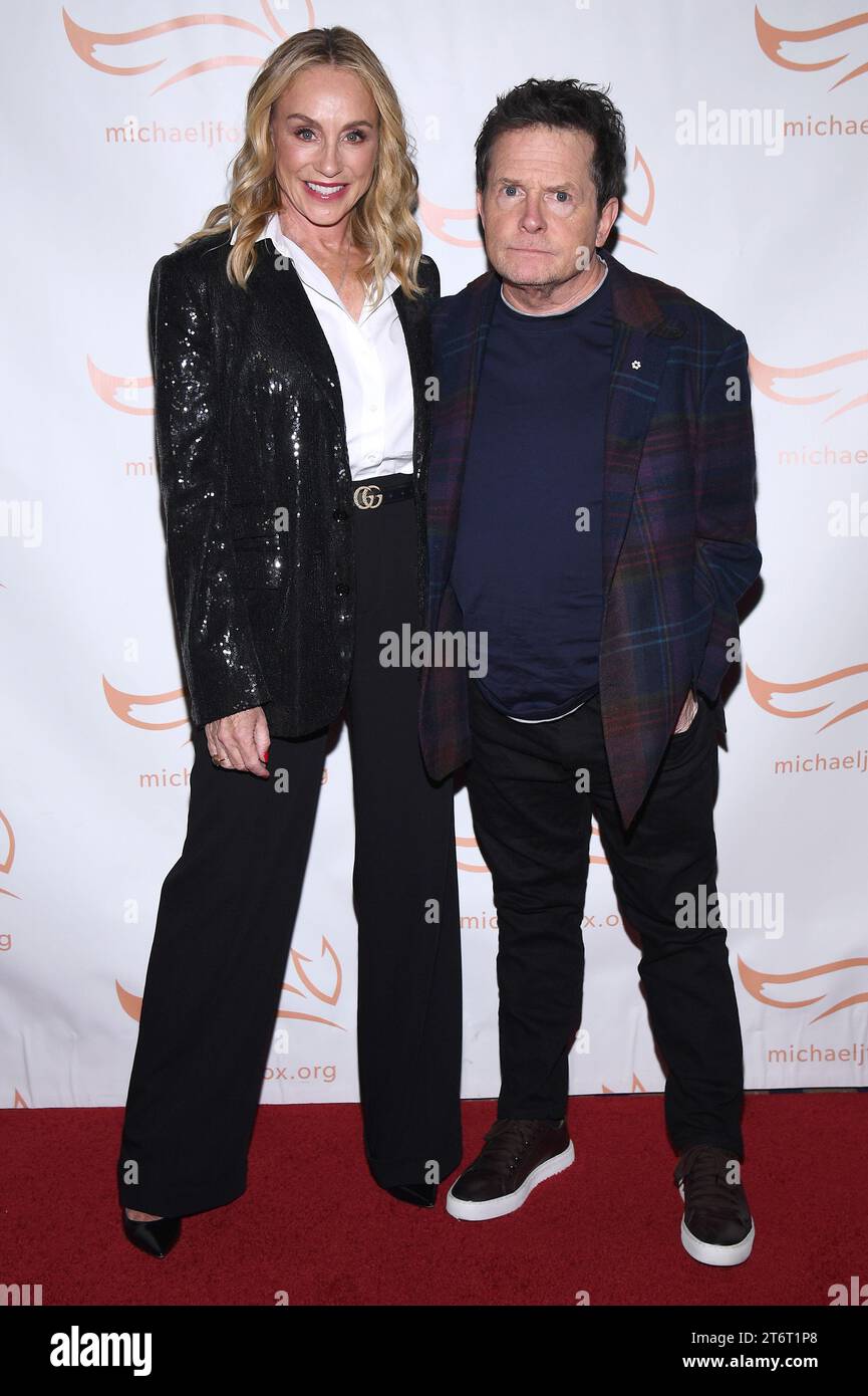 (L-R) Tracy Pollan und Michael J. Fox nehmen am 11. November 2023 am Casa Cipriani, New York, New York, NY, Teil, 2023 „A Funny Thing Happened on the Way to Cure Parkinson’s“. (Foto: Anthony Behar/SIPA USA) Stockfoto