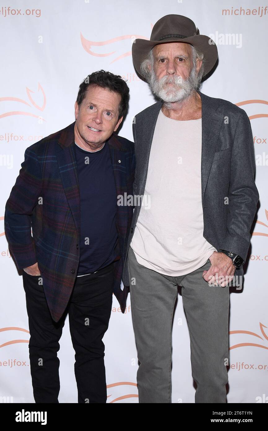 (L-R) Michael J. Fox und Bob Weir nehmen am 11. November 2023 am Casa Cipriani, New York, New York, NY, 2023 an der „A Funny Thing Happened on the Way to Cure Parkinson’s“ Teil. (Foto: Anthony Behar/SIPA USA) Stockfoto