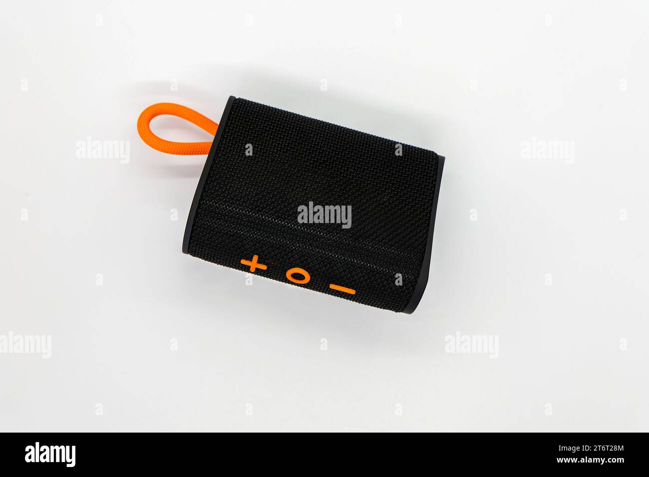Ein tragbares Lautsprechergerät für die Wiedergabe von Musik über eine kabellose Verbindung über Bluetooth-Technologie. Stockfoto