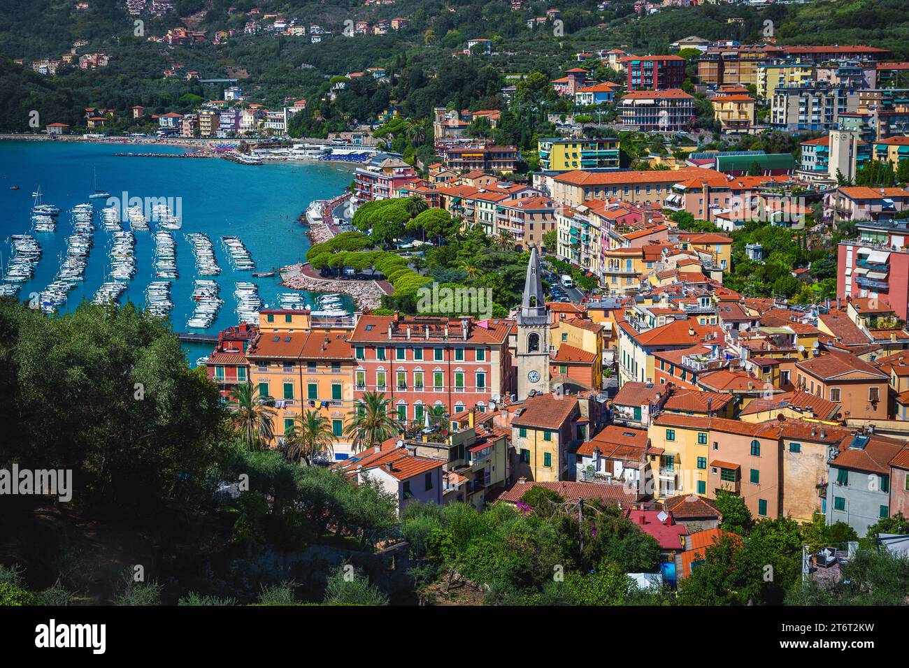 Bekanntes wunderschönes mediterranes Strandresort. Fantastische Aussicht vom Hügel mit Hafen und bunten Gebäuden am Meer, Lerici, Ligurien, Italien, Europa Stockfoto