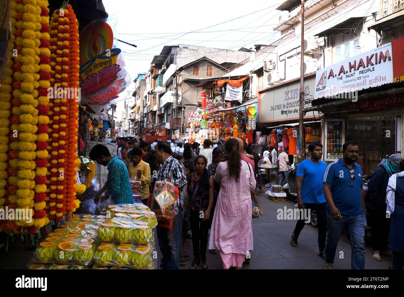 Pune, Indien - 10. November 2023: Verschiedene farbenfrohe Laternen und Erdlampen werden auf dem Straßenmarkt vor Diwali verkauft. Stockfoto