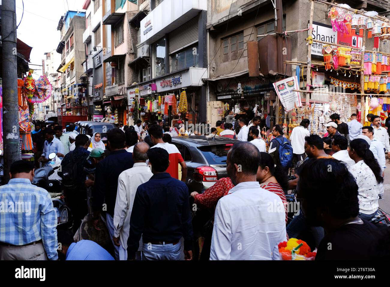 Pune, Indien - 10. November 2023: Verschiedene farbenfrohe Laternen und Erdlampen werden auf dem Straßenmarkt vor Diwali verkauft. Stockfoto