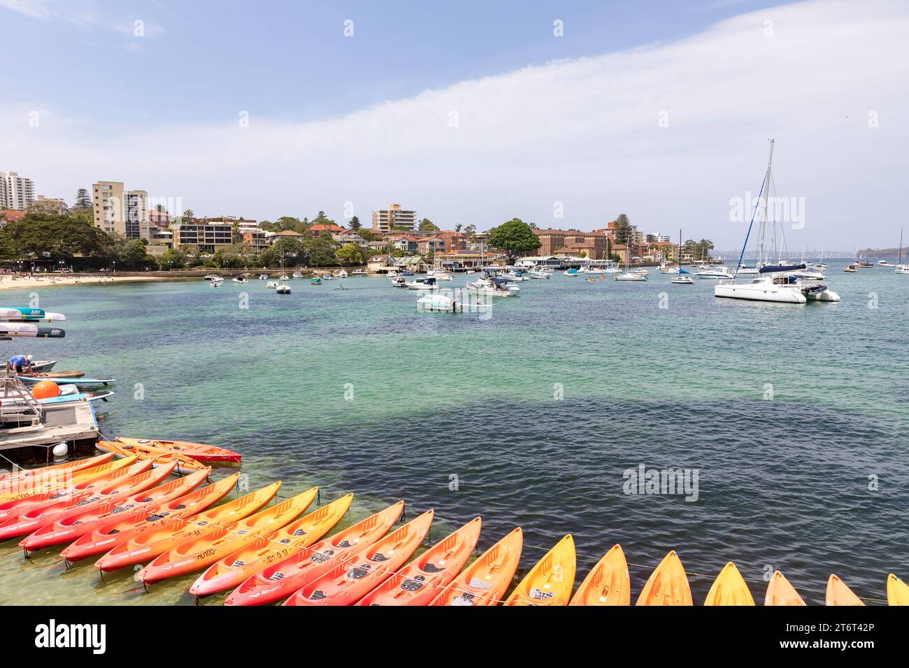 Hafen von Sydney in Manly Beach Vorort und Reihe von orangen Kajaks zum Verleih oder Verleih, Sydney, NSW, Australien Stockfoto