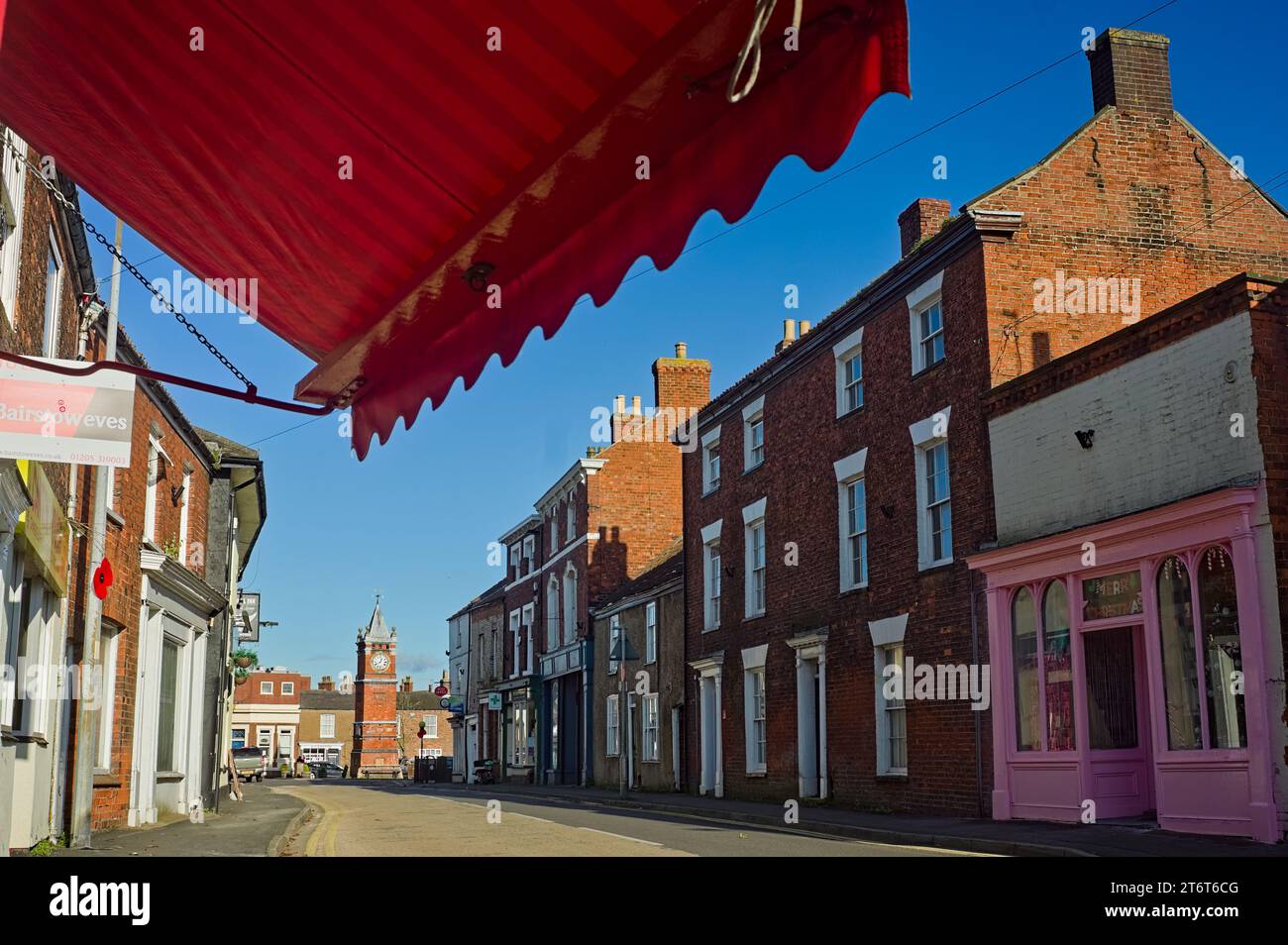 Die Straße, die zum Marktplatz führt, mit einem Markise im Vordergrund in Wainfleet Stockfoto