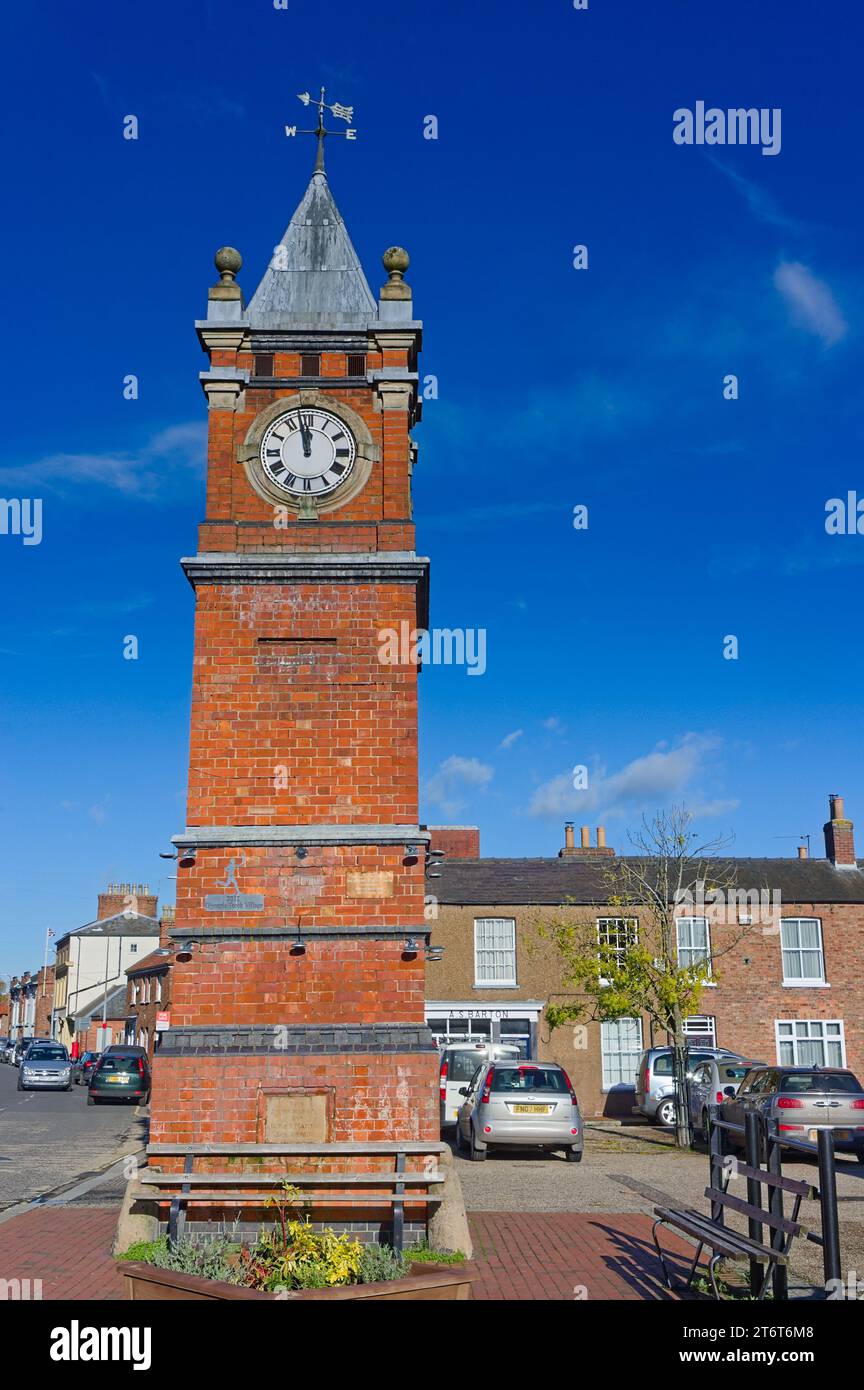 Der Uhrenturm auf dem Marktplatz der Wainfleet an einem sonnigen Tag Stockfoto