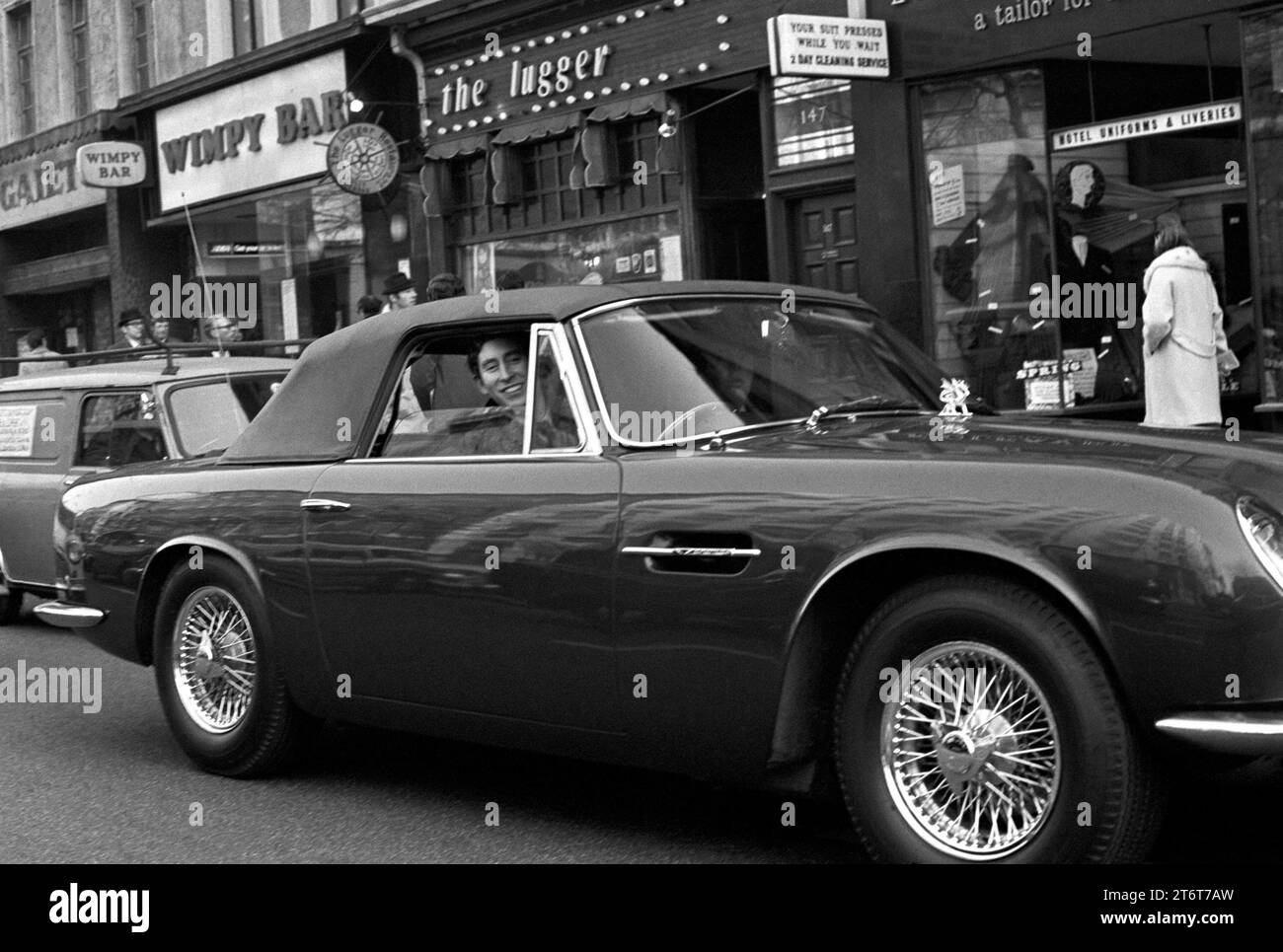 Aktenfoto vom 02/71 des Prince of Wales am Steuer seines 5500er Aston Martin DB6 Cabriolet-Sportwagens, der nach einem Besuch der Pressekammer in der Fleet Street entlang der Londoner Strand fuhr. Fotos aus jedem Jahr des Königs wurden von der Nachrichtenagentur PA zusammengestellt, um König Karl III. 75. Geburtstag zu feiern. Ausgabedatum: Sonntag, 12. November 2023. Stockfoto