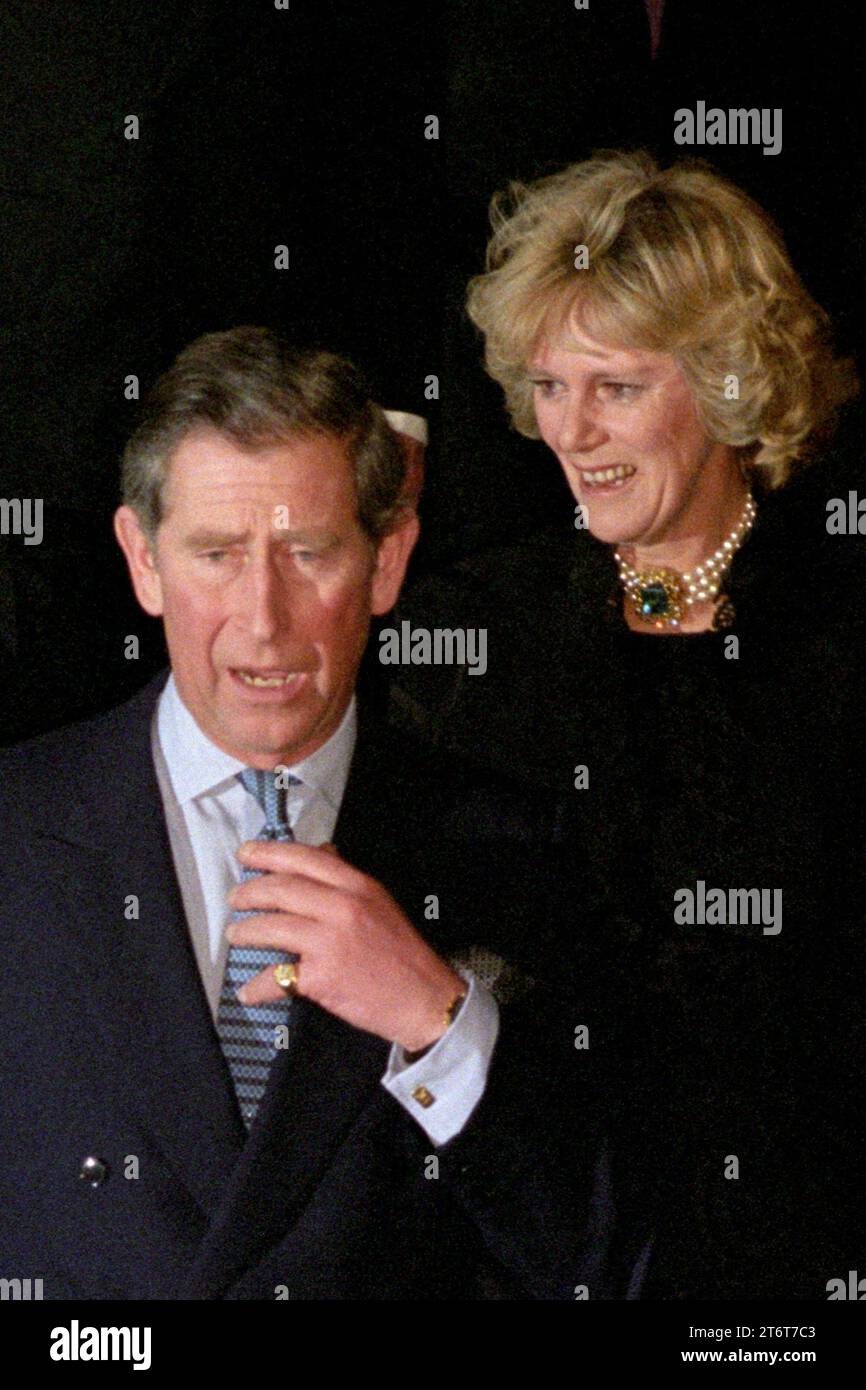 Aktenfoto vom 29/01/99, in dem der Prince of Wales und Camilla Parker Bowles zum ersten Mal gemeinsam in der Öffentlichkeit nach einem Abendessen zum 50. Geburtstag für Mrs. Parker Bowles Schwester Annabel Elliott im Ritz Hotel im Zentrum von London aufbrechen. Fotos aus jedem Jahr des Königs wurden von der Nachrichtenagentur PA zusammengestellt, um König Karl III. 75. Geburtstag zu feiern. Ausgabedatum: Sonntag, 12. November 2023. Stockfoto