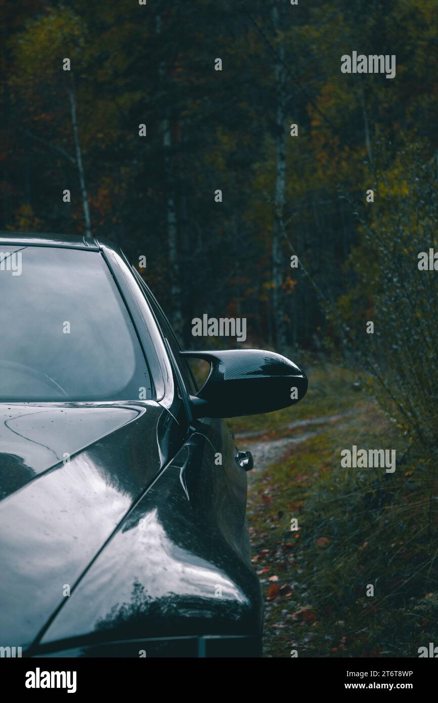 Dunkelblaues auto -Fotos und -Bildmaterial in hoher Auflösung – Alamy