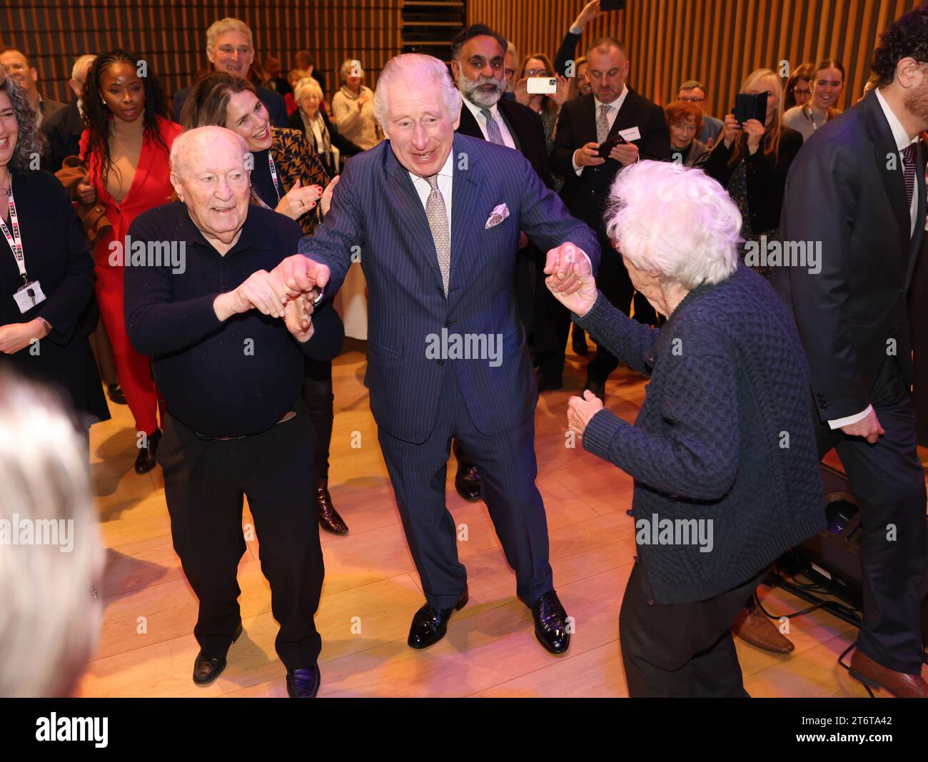 Dateifoto vom 16./12/22 von König Karl III. Während eines Besuchs im JW3 Jewish Community Center in London, während die jüdische Gemeinde sich auf Chanukah vorbereitet. Charles wird am Dienstag 75, nach 12 Monaten vor seinem großen Tag. Stockfoto