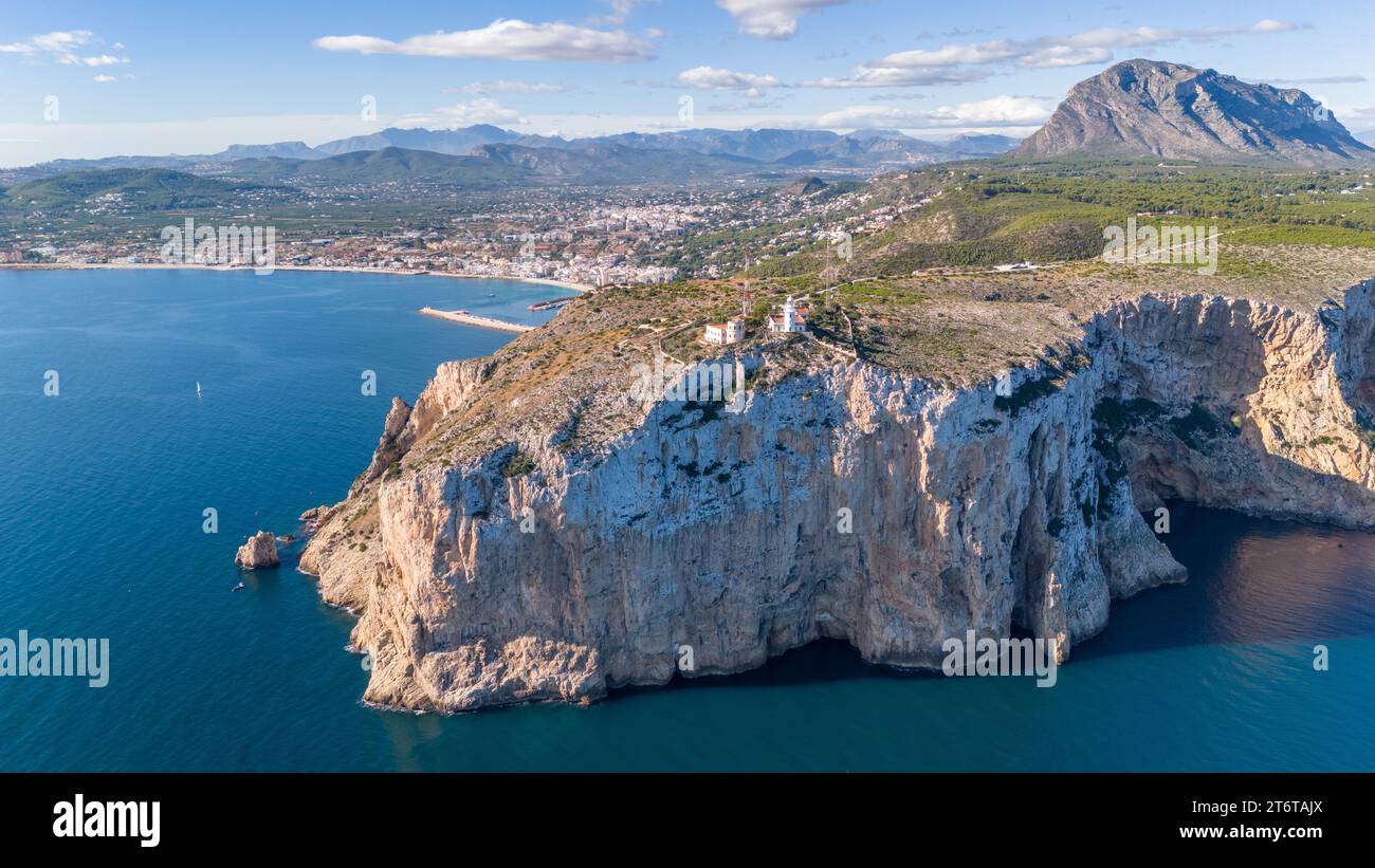 Drohnenfoto des Leuchtturms auf den Klippen von Cap de Sant Antoni. Das kap liegt in der Nähe von Javea an der Costa Blanca, Spanien. Stockfoto