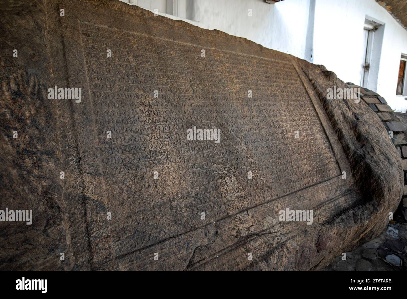 Die Inschrift des Dambulu Rock, die König Nissankamalla im 12. Jahrhundert n. Chr. in den Dambulla-Höhlentempeln in Sri Lanka in Auftrag gab. Stockfoto