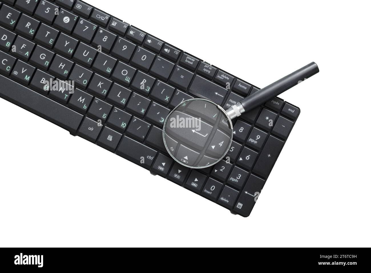 Schwarze Laptop-Tastatur mit einer Lupe darauf. Isoliert auf weißem Hintergrund Stockfoto