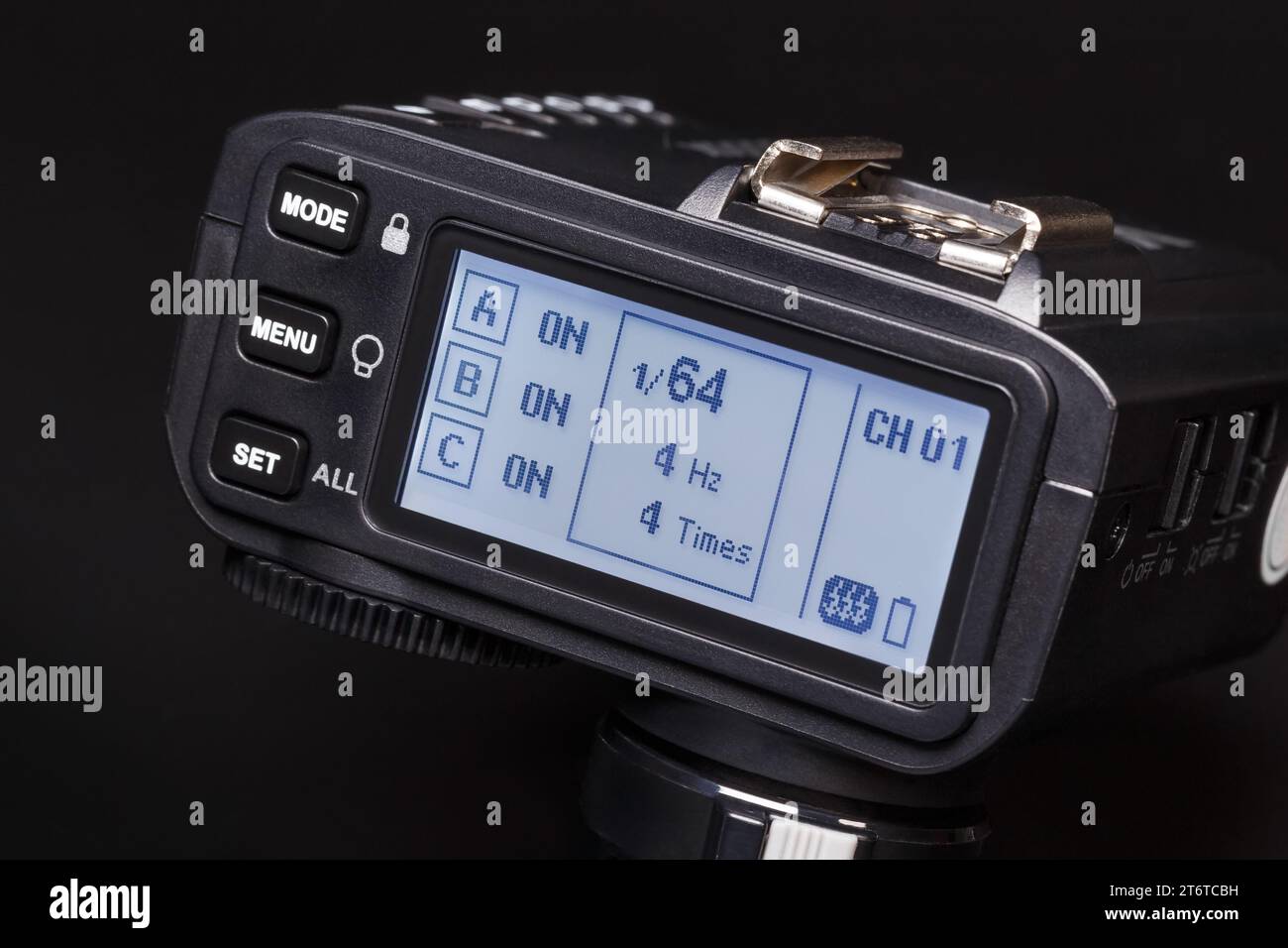 Moderne kabellose Synchronisiereinrichtung mit Display, Nahaufnahme auf dunklem Hintergrund. Ausrüstung für die Fotografie. Stockfoto