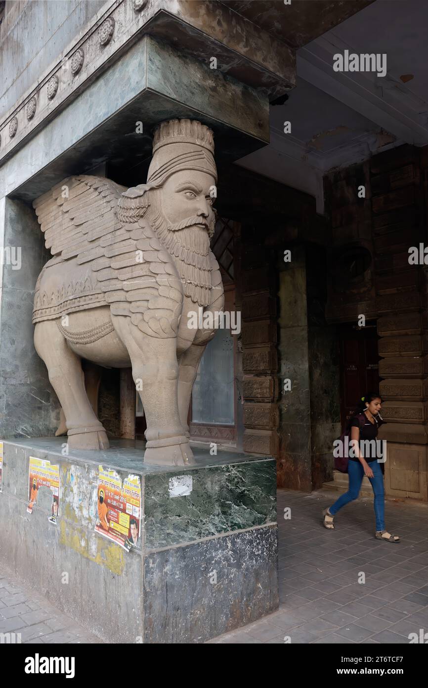 Die Statue eines geflügelten Stiers oder Sheedu Lamassu bei Bai Pirojbai Dadabhoy Manekji Vatcha Agiary (Parsi Feuer Tempel), D. N. Road, Fort, Mumbai, Indien Stockfoto