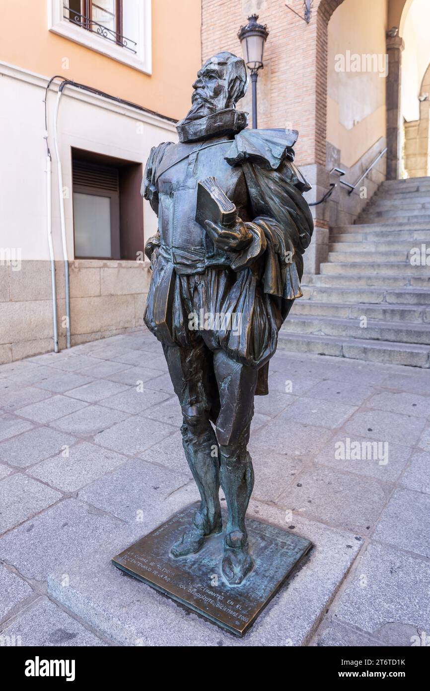 Toledo, Spanien, 08.10.21. Statue von Miguel de Cervantes (Monumento a Miguel de Cervantes), Werk des Künstlers Oscar Albarino, Toledo. Stockfoto