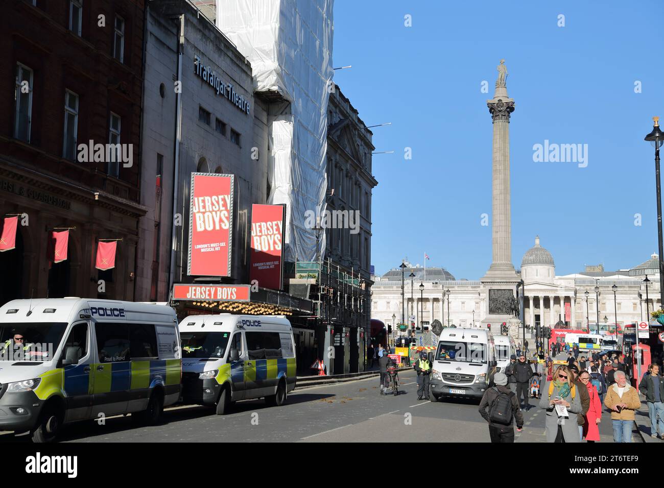 London, 11. November 2023. Eine große Präsenz der Polizei in Whitehall und am Parliament Square sorgte für ein sicheres Gedenken an den Waffenstillstand und das Gedenken an die Gefallenen am Cenotaph. Stockfoto