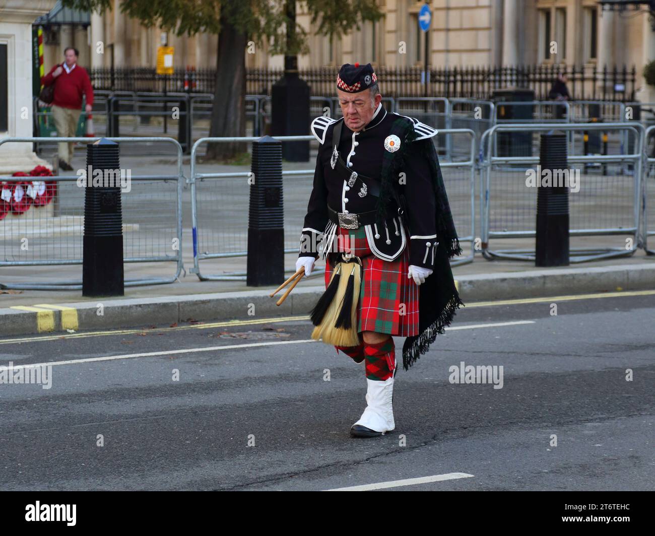London, 11. November 2023. Ein Mann im schottischen Militär, der Schlagstöcke beim Waffenstillstand in Whitehall trägt. Stockfoto