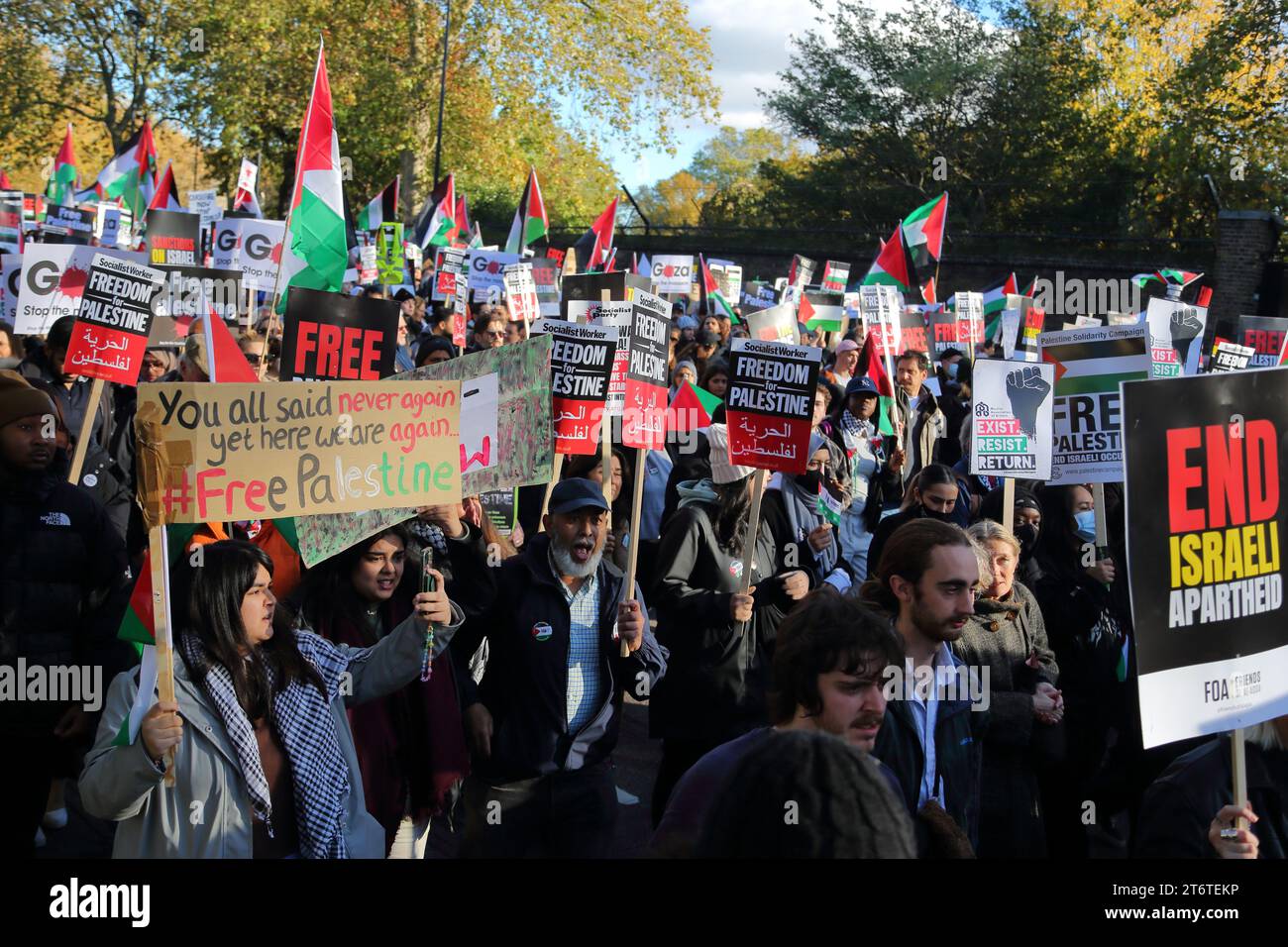 London, Großbritannien, 11. November 2023 marschierten pro-palästinensische Demonstranten friedlich in Westminster und forderten einen Waffenstillstand und ein Ende der Bombardierung des Gazastreifens. Stockfoto