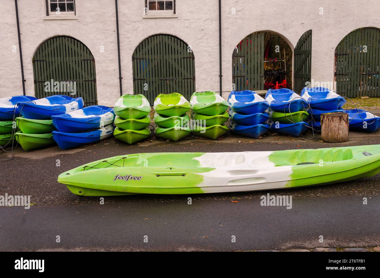 Castlewellan County Down Northern Ireland, 11. November 2023 – Kayaks im Castlewellan Outdoor Pursuit Centre Stockfoto