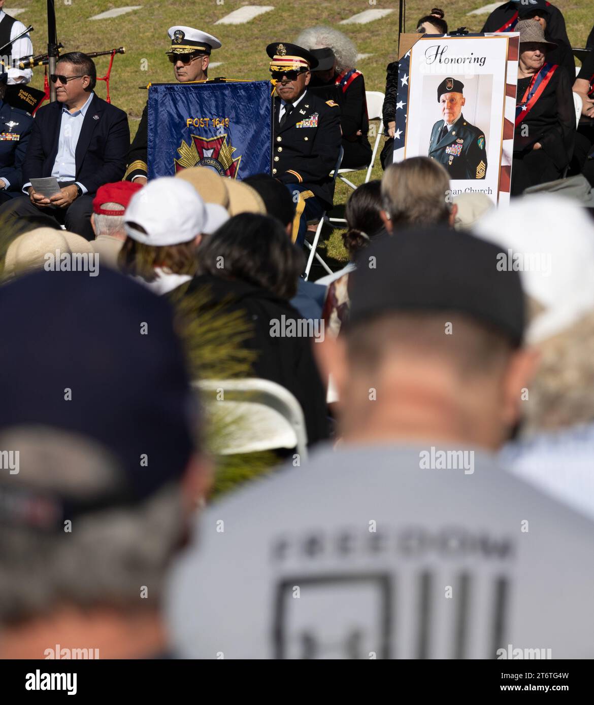 11. November 2023, Santa Barbara, Kalifornien, USA: T-Shirt „man in Freedom“ bei der Zeremonie zum Veteranâ-Tag auf dem Santa Barbara-Friedhof, â œHonoring All Who Have servedâ€, veranstaltet von Pierre Claeyssenâ Veterans Foundation. (Kreditbild: © Amy Katz/ZUMA Press Wire) NUR REDAKTIONELLE VERWENDUNG! Nicht für kommerzielle ZWECKE! Stockfoto