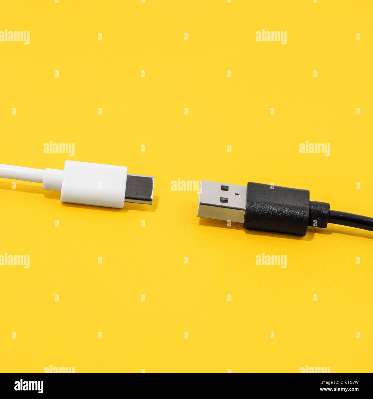 USB-Kabel, Typ C-Kabel über gelbem Hintergrund Stockfoto