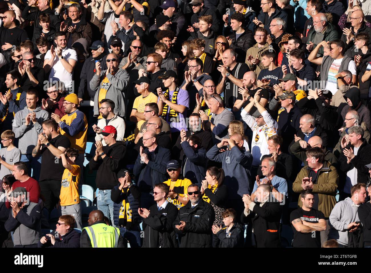 Die Fans von Cambridge United beim Spiel Peterborough United gegen Cambridge United EFL League One im Weston Homes Stadium, Peterborough, Cambridgeshire, am 11. November 2023. Stockfoto